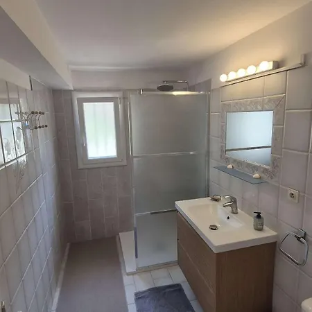 Bas De Proche De Toute Commodites *